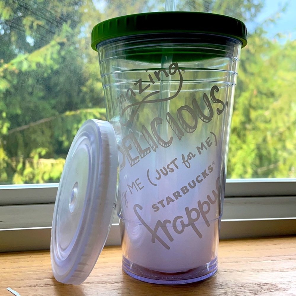 Starbucks plastic Frappuccino travel cup w/2 lids in great condition